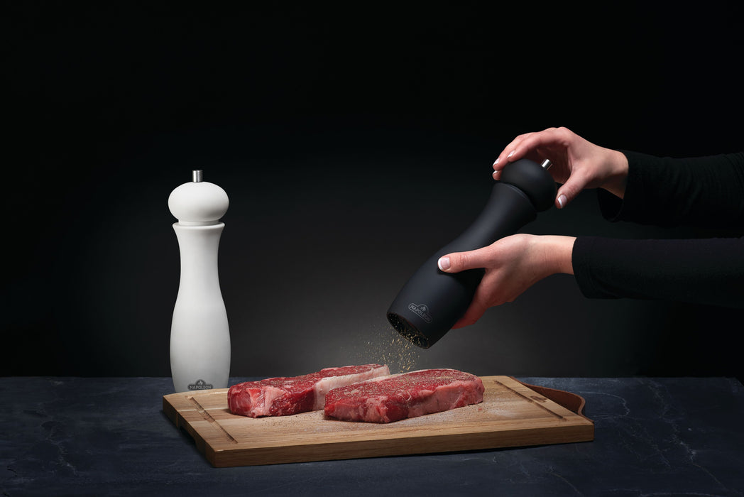 90004 Salt and Pepper Grinder Set – grinding pepper
