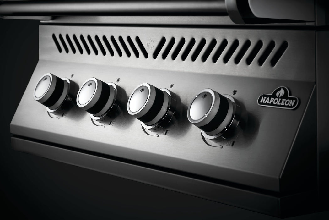 Grills 500 Series 32 Built-in Gas Grill – close-up of control knobs